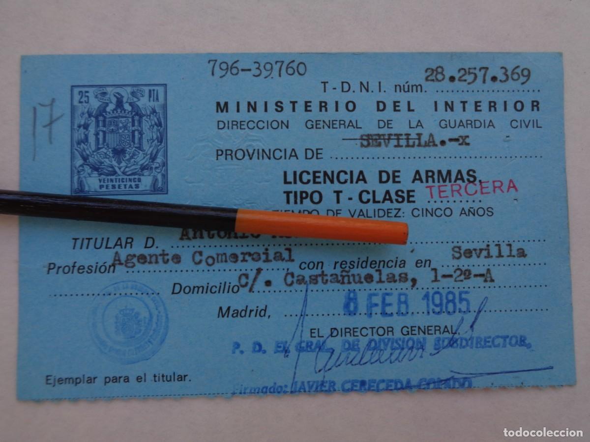 Militaria: MINISTERIO DEL INTERIOR - GUARDIA CIVIL: LICENCIA DE ARMAS TIPO T DE AGENTE COMERCIAL. SEVILLA, 1985
