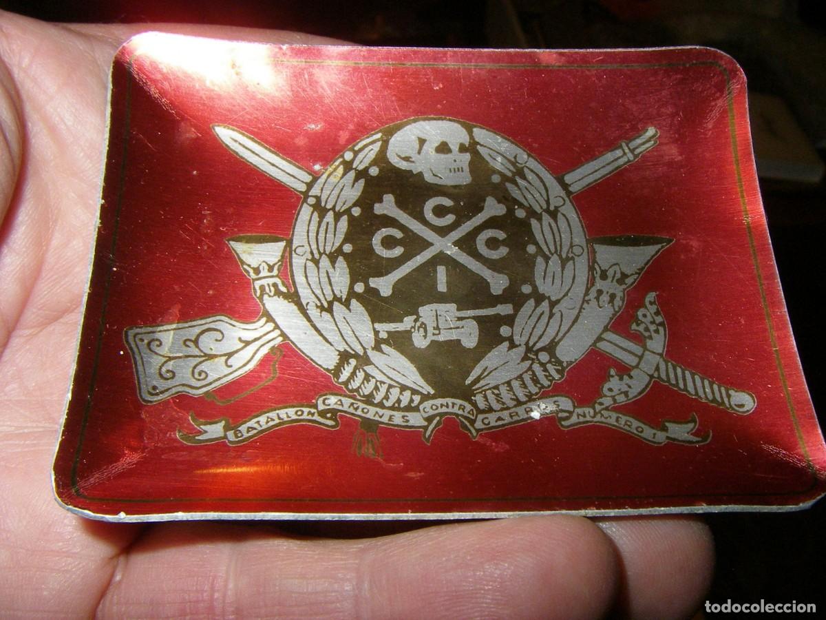Militaria: Viejo cenicero del Batall&oacute;n de Ca&ntilde;ones contra Carros n&ordm; 1. Aluminio anodizado, 9 x 7 cm.