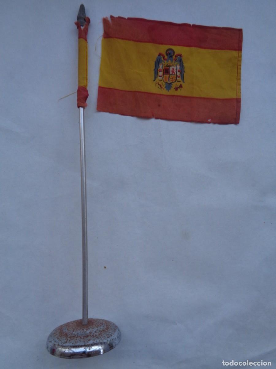 Militaria: MUY ANTIGUA BANDERITA NACIONAL CON AGUILA DE SAN JUAN , DE SOBREMESA .&iexcl; PARA RESTAURAR !