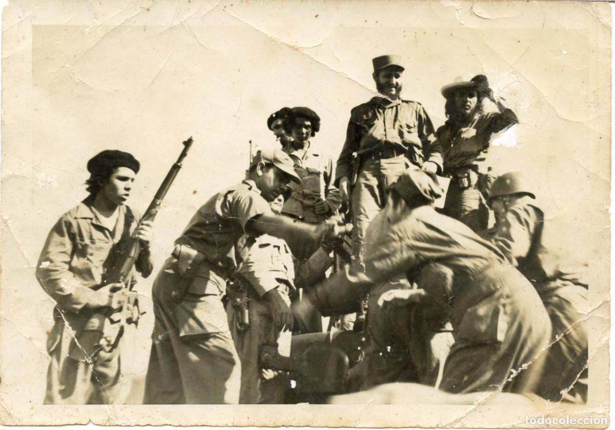 Militaria: CUBA. FOTOGRAF&Iacute;A ORIGINAL FIDEL CASTRO, ERNESTO CHE GUEVARA Y VARIOS MILICIANOS PLENA REVOLUCI&Oacute;N ARM