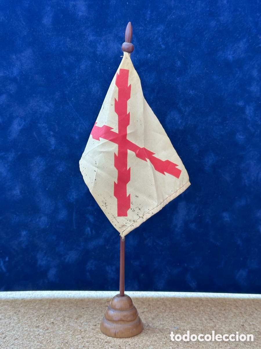 Militaria: ANTIGUA BANDERITA DE SOBREMESA CARLISTA REQUETE