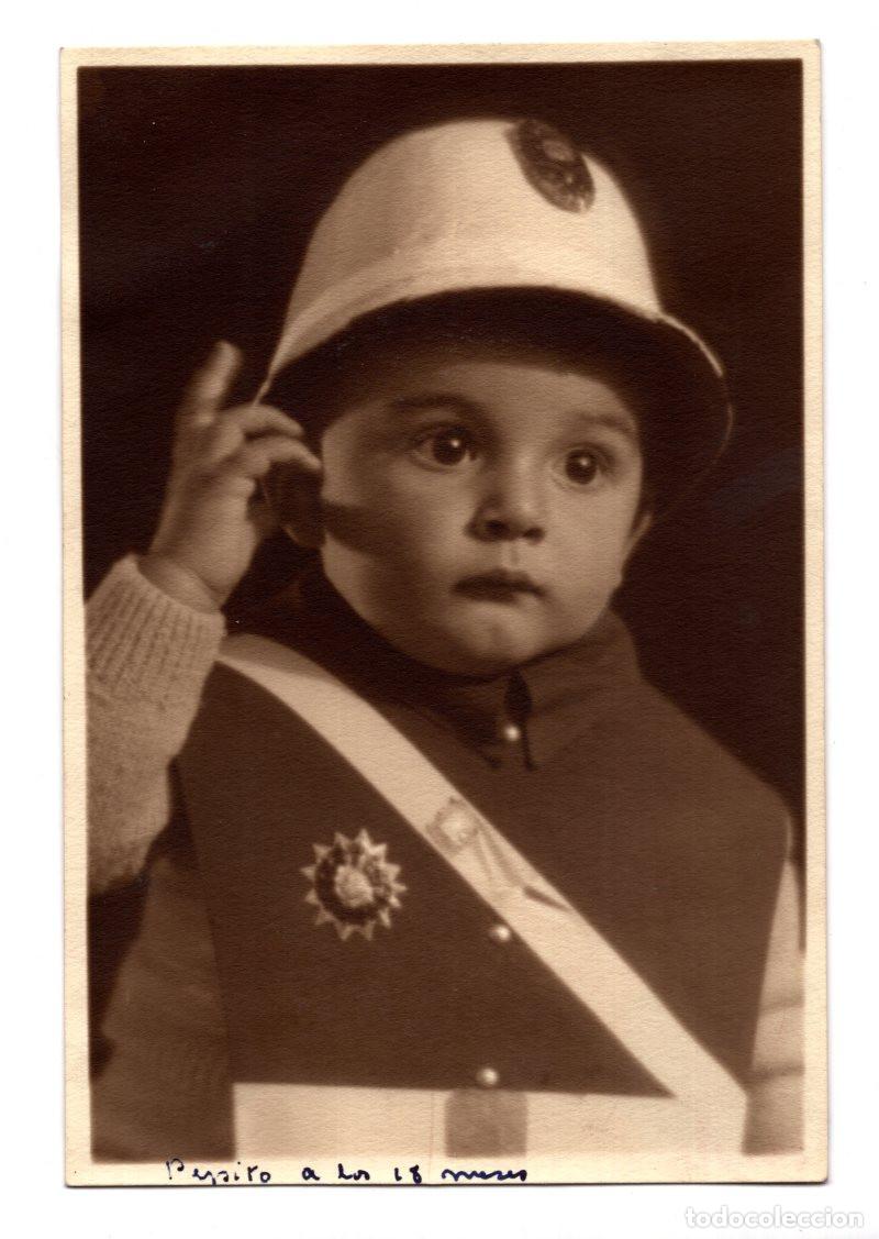 Militaria: FOTOGRAF&Iacute;A, SEPIA DE MEDIADOS DEL SIGLO XX. CASCO SALACOT. POLIC&Iacute;A MUNICIPAL. 17,5X11,5.APROX.