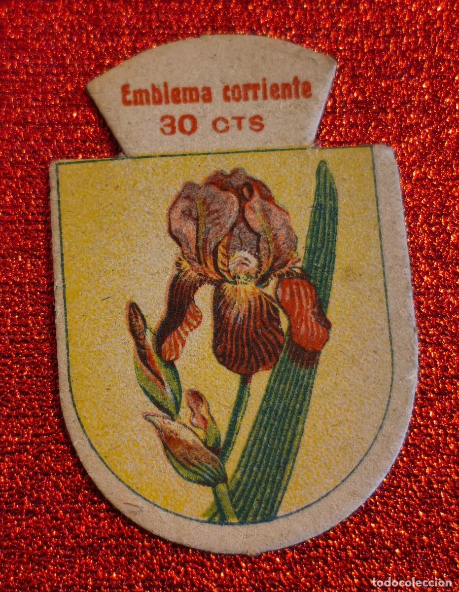 Militaria: Auxilio Social. Emblema Corriente. Lirio Com&uacute;n o Cardeno. 30 Cts. Serie L. N&ordm; 5.