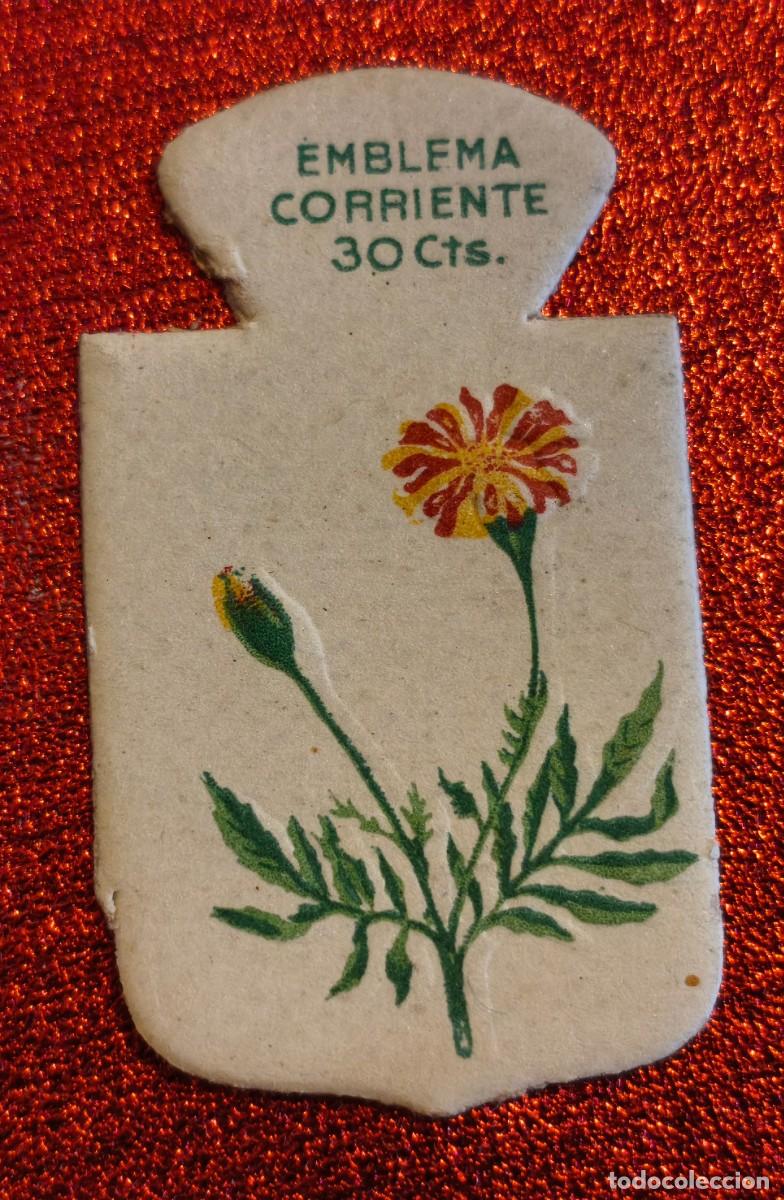 Militaria: Auxilio Social. Emblema Corriente. Clavel de India. 30 Cts. Serie L. N&ordm; 9.