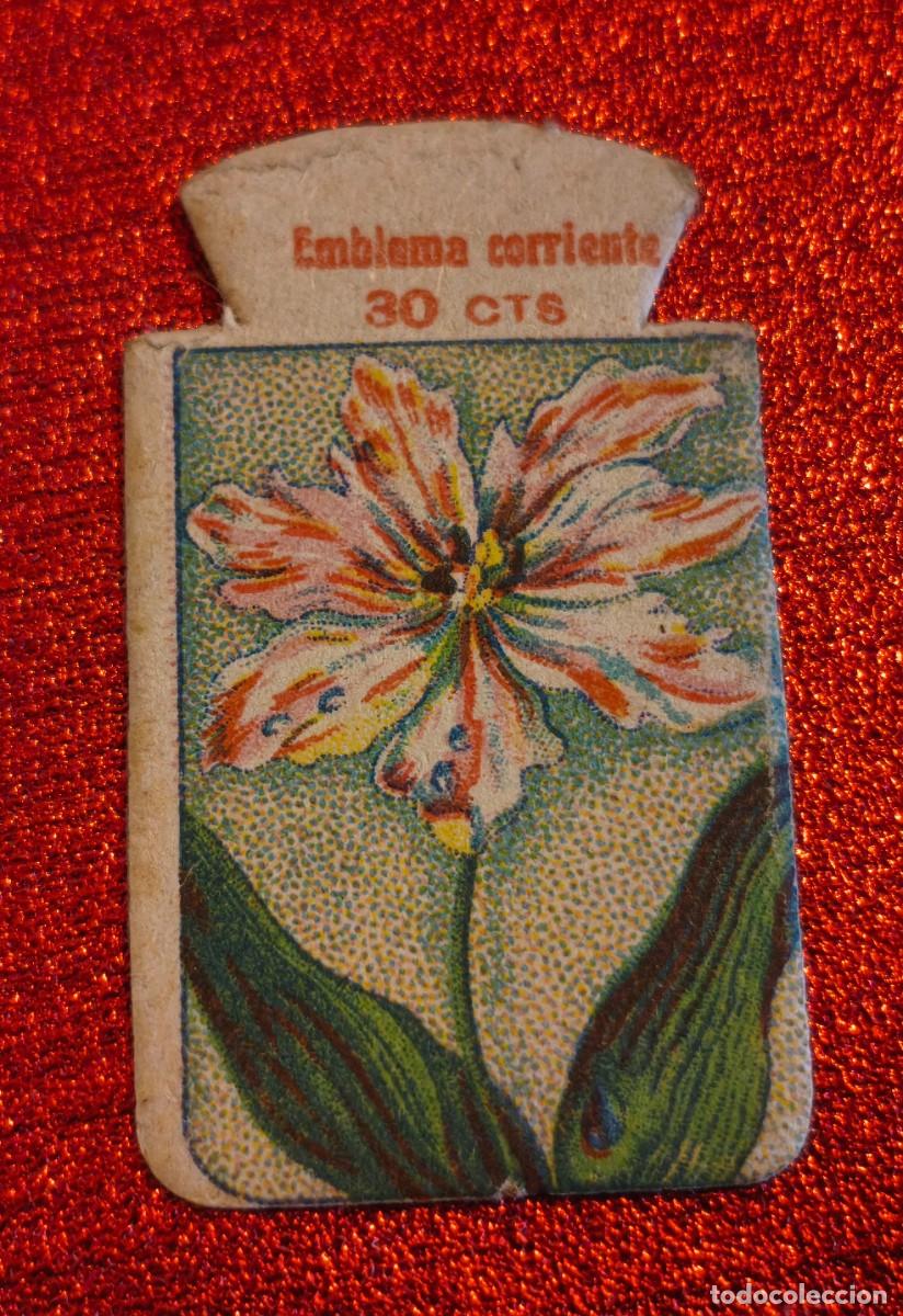 Militaria: Auxilio Social. Emblema Corriente. Lirio Com&uacute;n. 30 Cts. Serie L. N&ordm; 5.