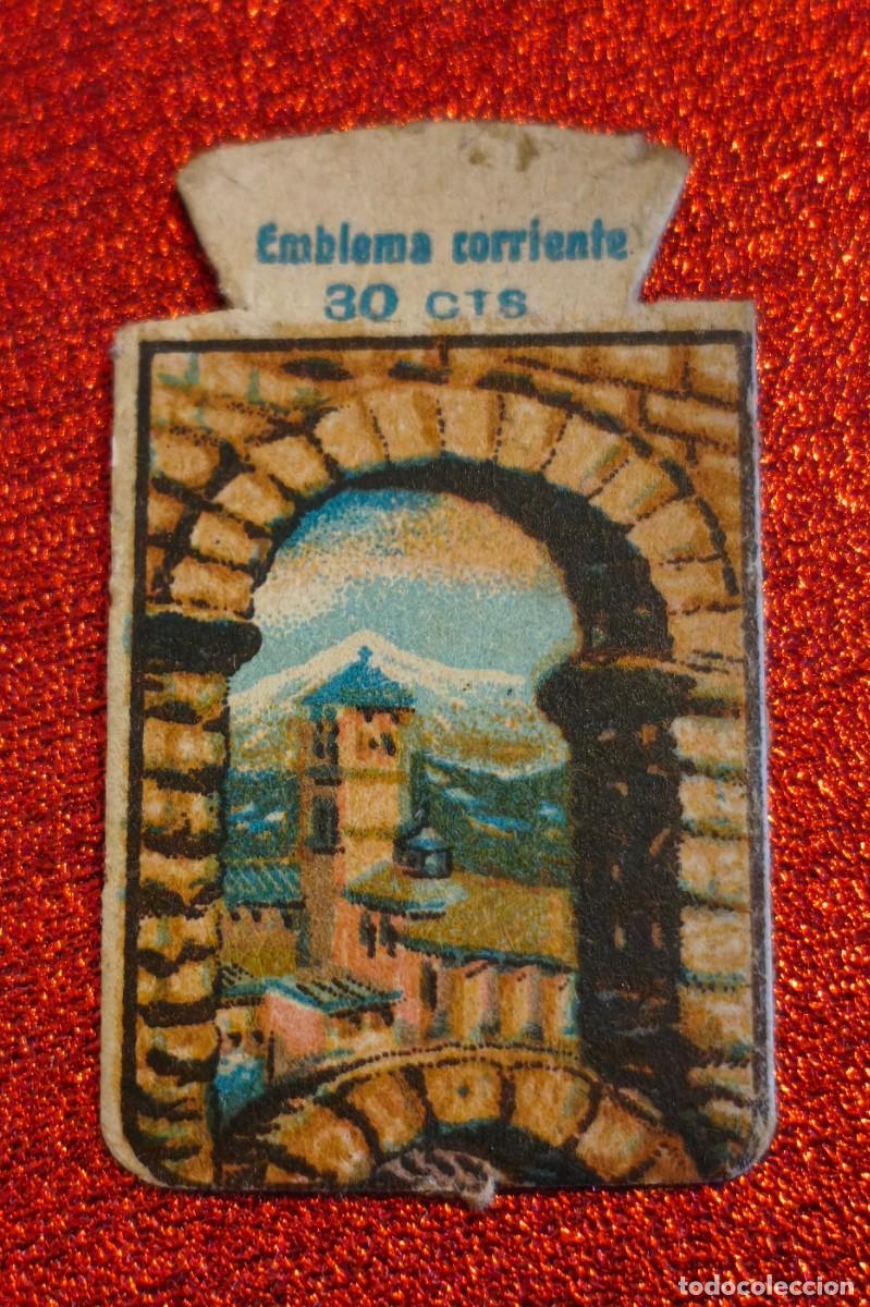 Militaria: Auxilio Social. Emblema Corriente. Segovia. 30 Cts. Serie M. N&ordm; 8.
