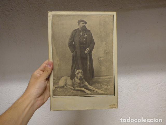 Militaria: Antiguo cartel a doble cara, uno carlista con Carlos VII, y otro lado Rey Alfonso XIII