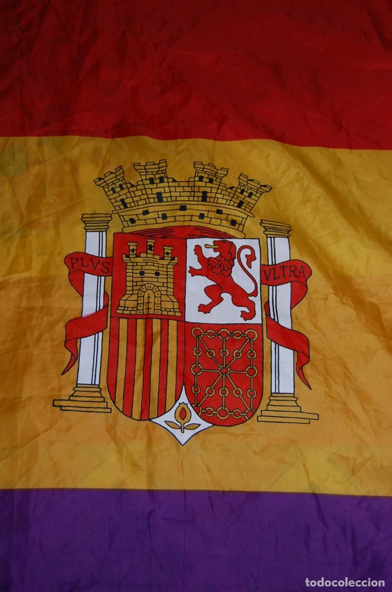 Militaria: BANDERA REPUBLICANA CON ESCUDO 140 X 95 CM-02