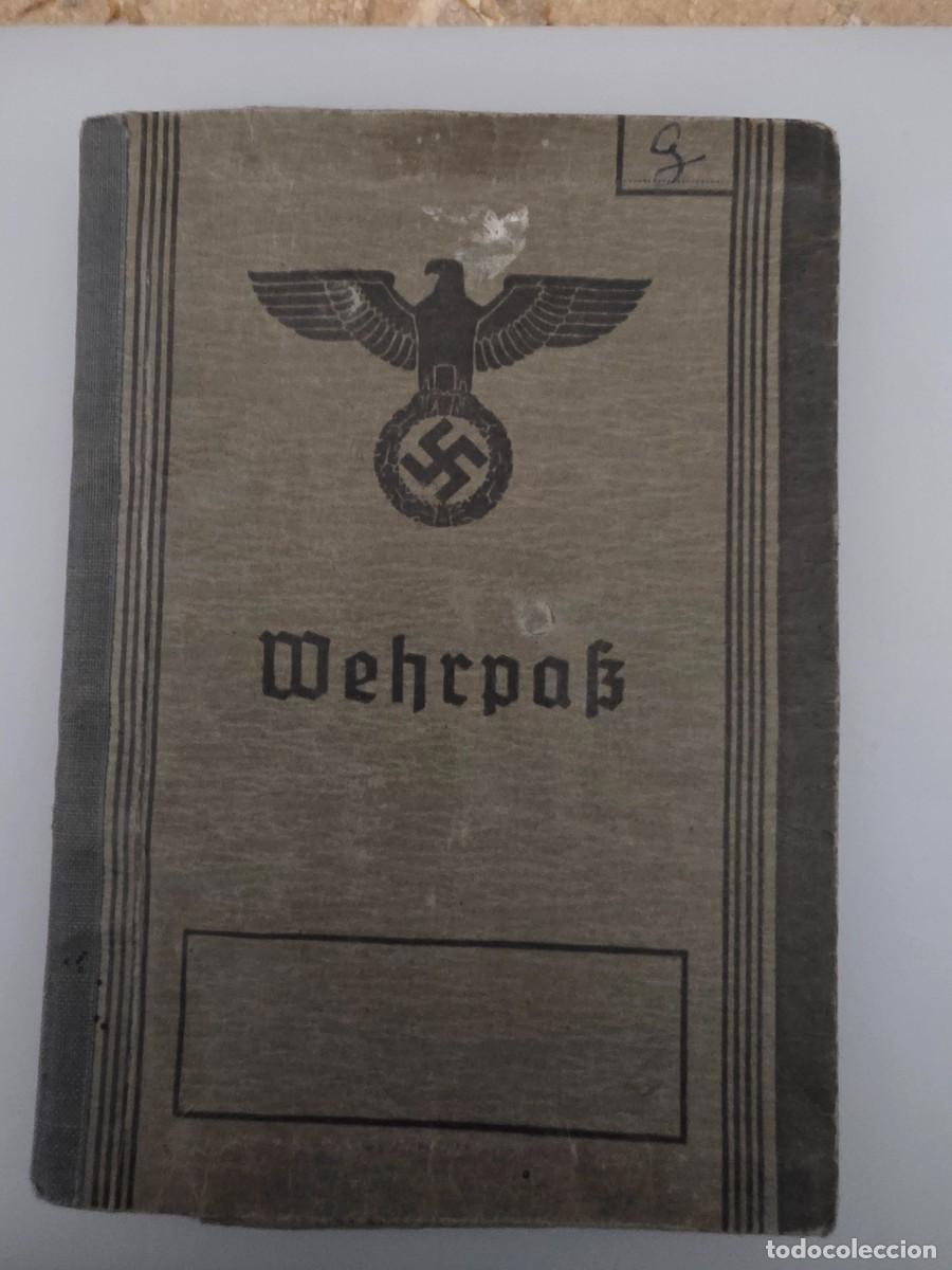 Militaria: Wehrpass original Alemania Nazi / Tercer Reich IIWW con foto, sellos y anotaciones militares