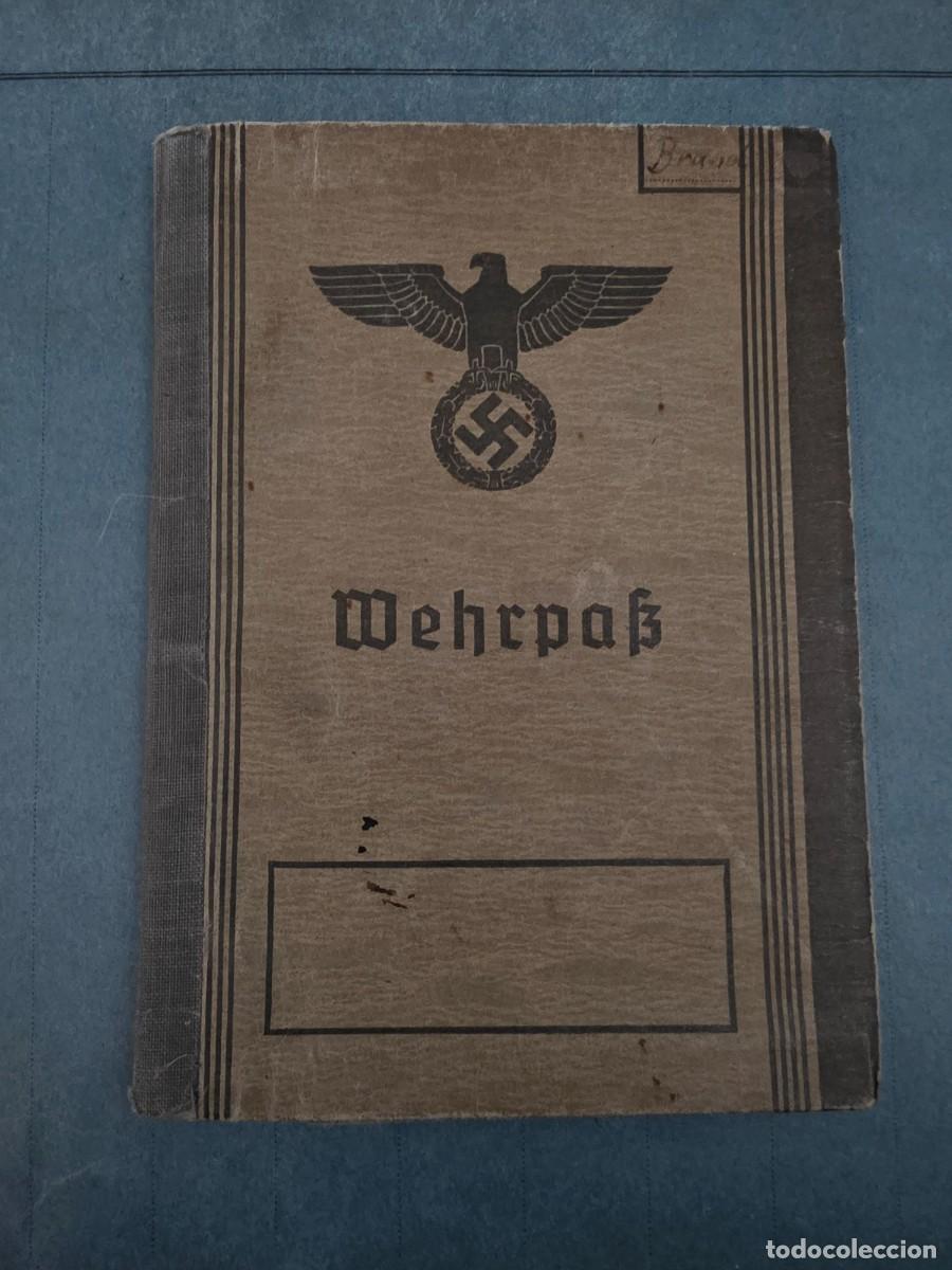 Militaria: Wehrpass original Alemania Nazi / Tercer Reich IIWW &ndash; Peter Brand, foto y entradas militares 1939&ndash;44
