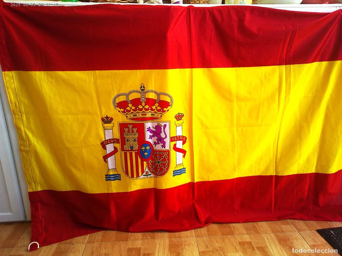 Militaria: BONITA BANDERA NACIONAL DE ESPA&Ntilde;A CON ESCUDO REAL O CONSTITUCIONAL