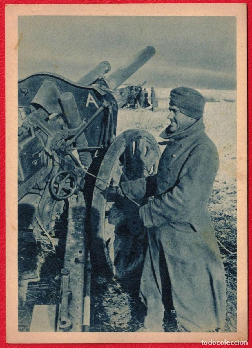 Militaria: Divisi&oacute;n Azul. Fotopostal original de &eacute;poca. Artillero espa&ntilde;ol sirviendo un ca&ntilde;&oacute;n. Frente de Rusia