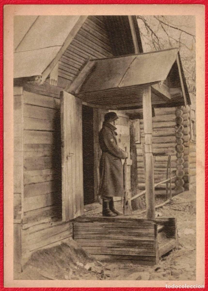 Militaria: Divisi&oacute;n Azul. Fotopostal original de &eacute;poca. De centinela en un pueblo ruso. Frente de Rusia