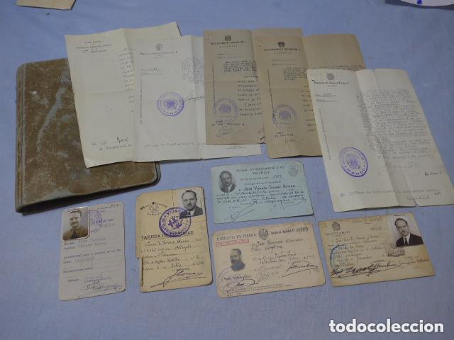 Militaria: Lote de documentos y carnets de militar de posguerra, milicias universitarias, IPS. valencia.