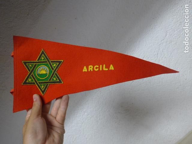 Militaria: Antiguo banderin militar a identificar, ARCILA, con la medalla Orden de la medahuia.