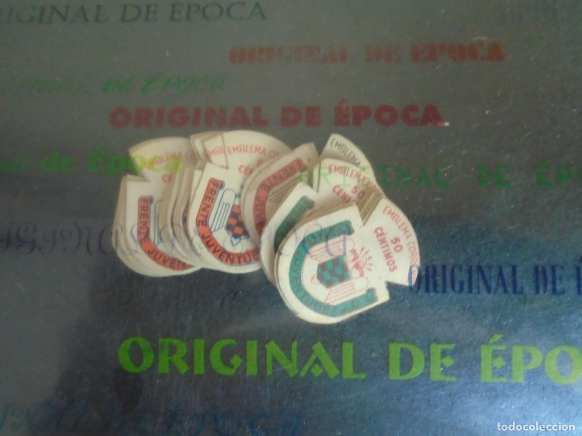 Militaria: (VI-260701)LOTE DE EMBLEMAS CORRIENTES 50 CTS.FRENTE DE JUVENTUDES DEL D.U.(ROJO)26 y (VERDE)11
