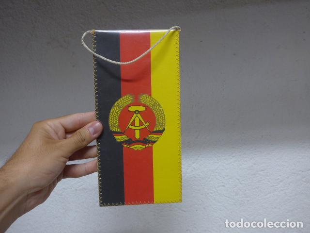 Militaria: Antigua bandera o banderin original de la DDR - RDA, Alemania comunista.