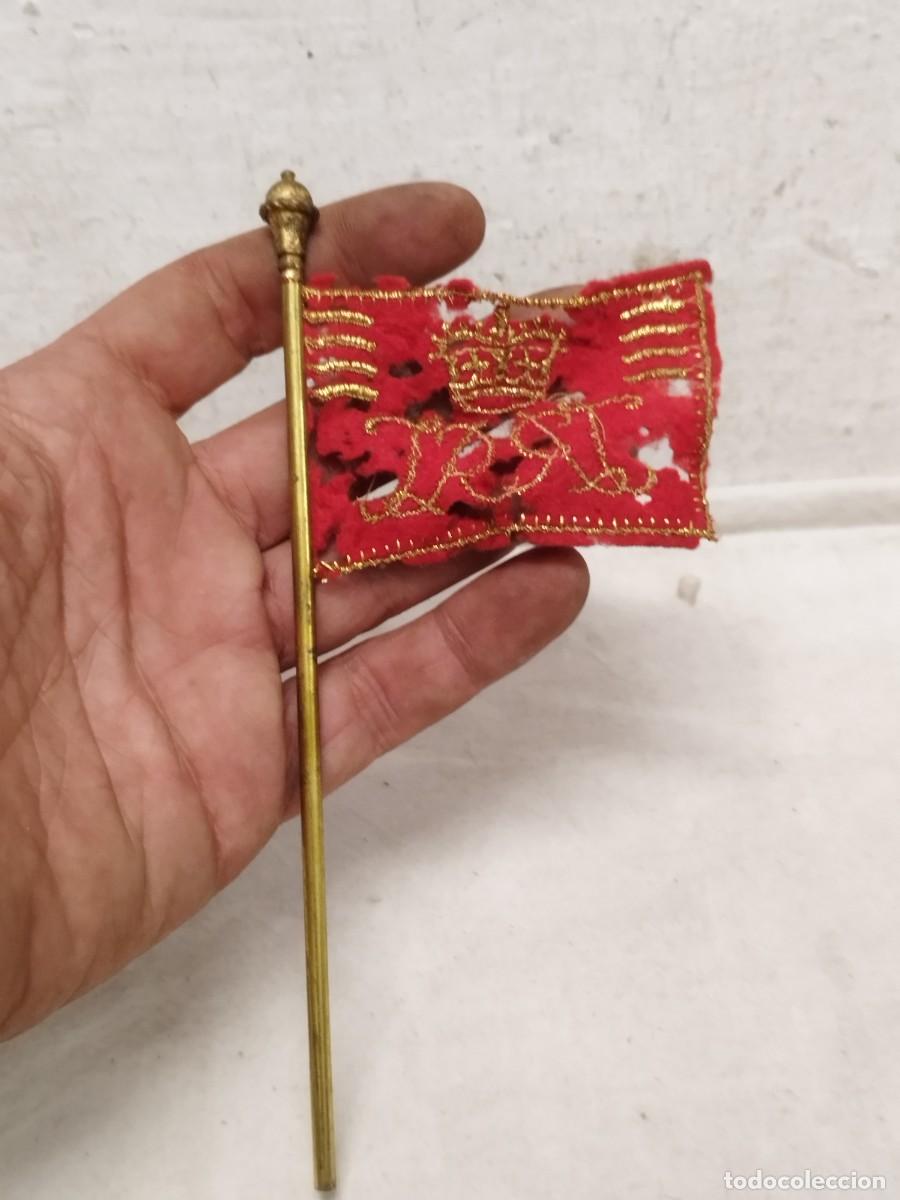 Militaria: Antigua peuqe&ntilde;a bandera estandarte. Color rojo bordado con hilo dorado. A restaurar y a identificar.