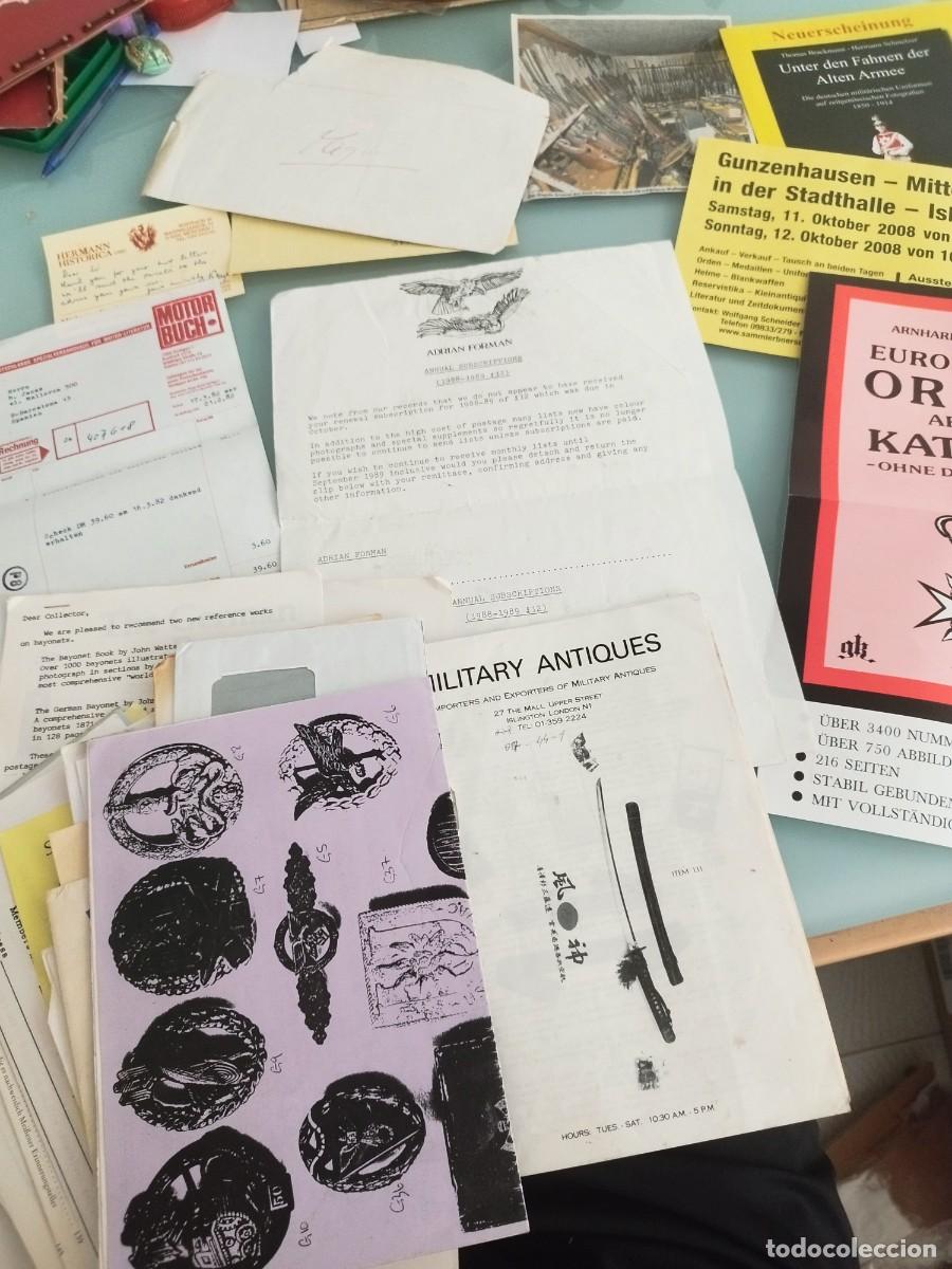 Militaria: Lote de documentos impresos, cartas, folletos informativos y cat&aacute;logos de antig&uuml;edades militares.