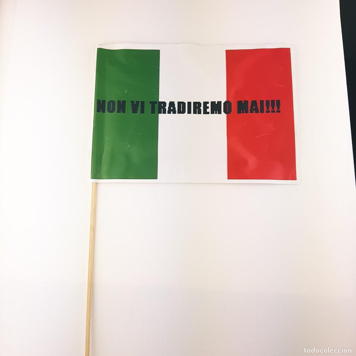 Militaria: Bandierina italiana vintage in carta plastificata con asta in legno con motto -non vi tradiremo mai