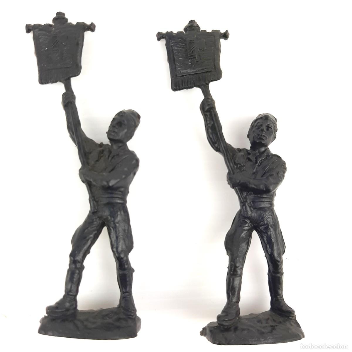 Militaria: Soldatini in plastica camicie nere con bandiera col fascio del primo tipo - vintage