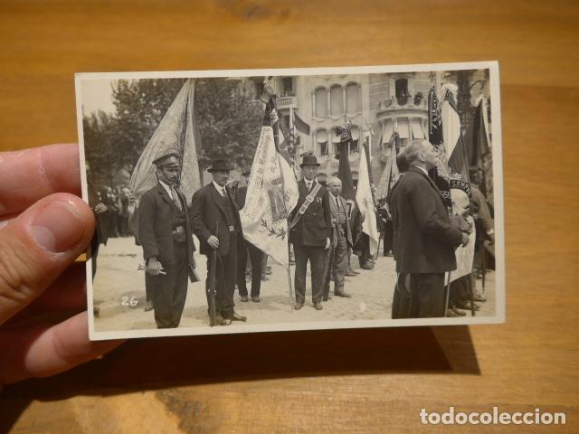 Militaria: Antigua fotografia postal original de Barcelona con banderas del Somaten armado de Catalunya