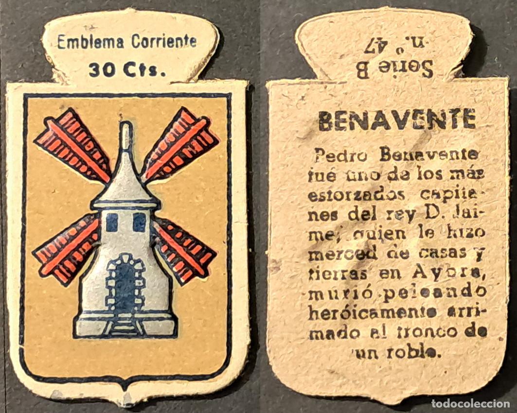 Militaria: Auxilio Social. Emblema corriente 30 cts. Benavente. Serie B n&uacute;mero 47