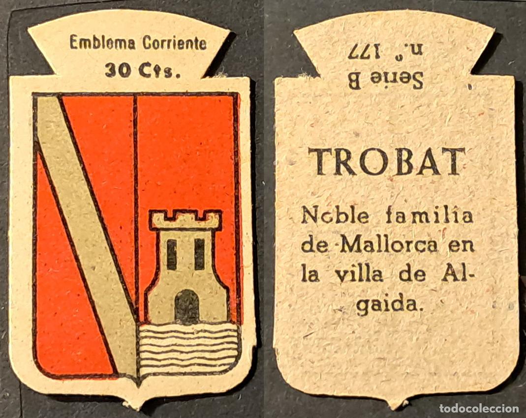 Militaria: Auxilio Social. Emblema corriente 30 cts. Trobat. Serie B n&uacute;mero 177