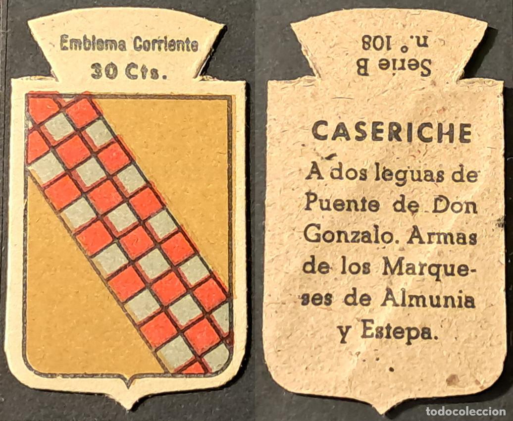 Militaria: Auxilio Social. Emblema corriente 30 cts. Caseriche. Serie B n&uacute;mero 108