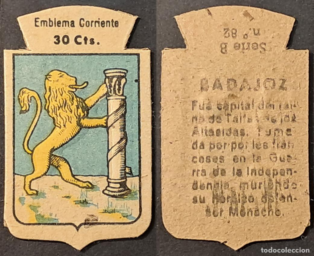 Militaria: Auxilio Social. Emblema corriente 30 cts. Badajoz. Serie B n&uacute;mero 82