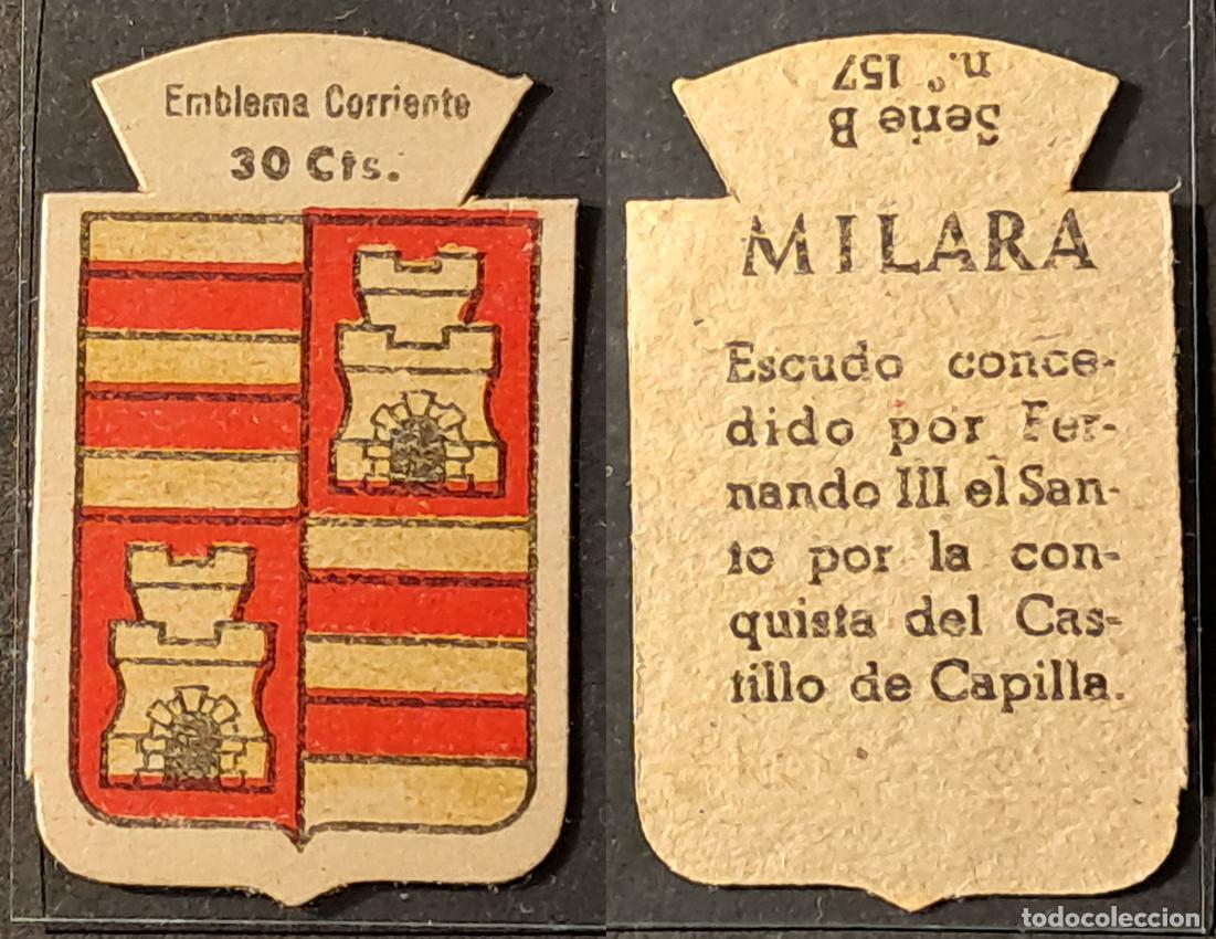 Militaria: Auxilio Social. Emblema corriente 30 cts. Milara. Serie B n&uacute;mero 157