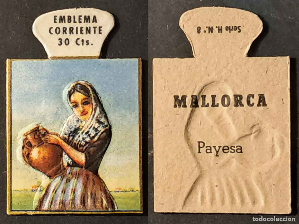 Militaria: Auxilio Social. Emblema corriente 30 cts. Payesa de Mallorca. Serie H n&uacute;mero 8