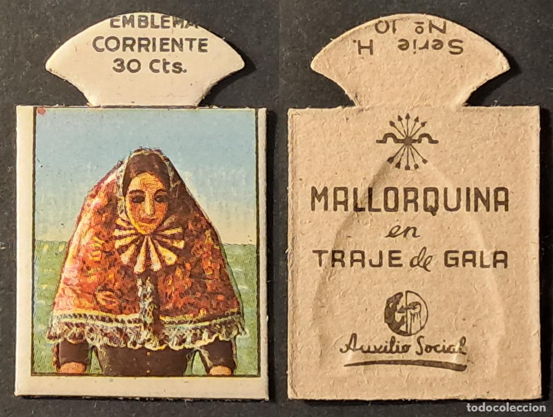 Militaria: Auxilio Social. Emblema corriente 30 cts. Mallorquina en traje de gala. Serie H n&uacute;mero 10