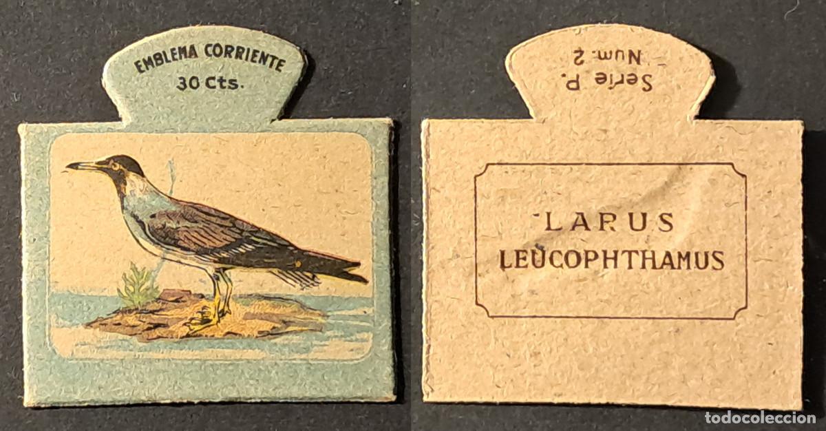 Militaria: Auxilio Social. Emblema corriente 30 cts. Larus. Serie P n&uacute;mero 2