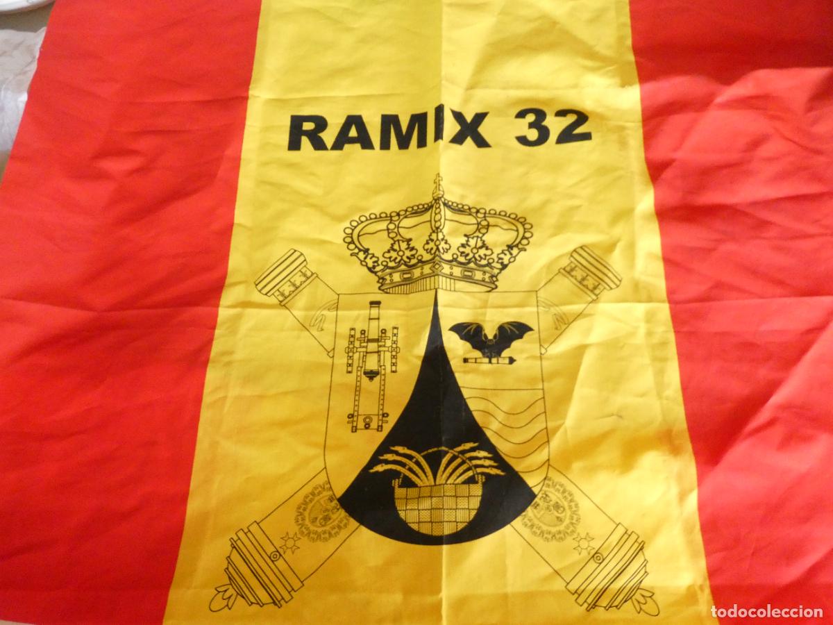 Militaria: BANDERA GUI&Oacute;N DEL RAMIX 32 REGIMIENTO ARTILLERIA DE MELILLA. 84X84CM