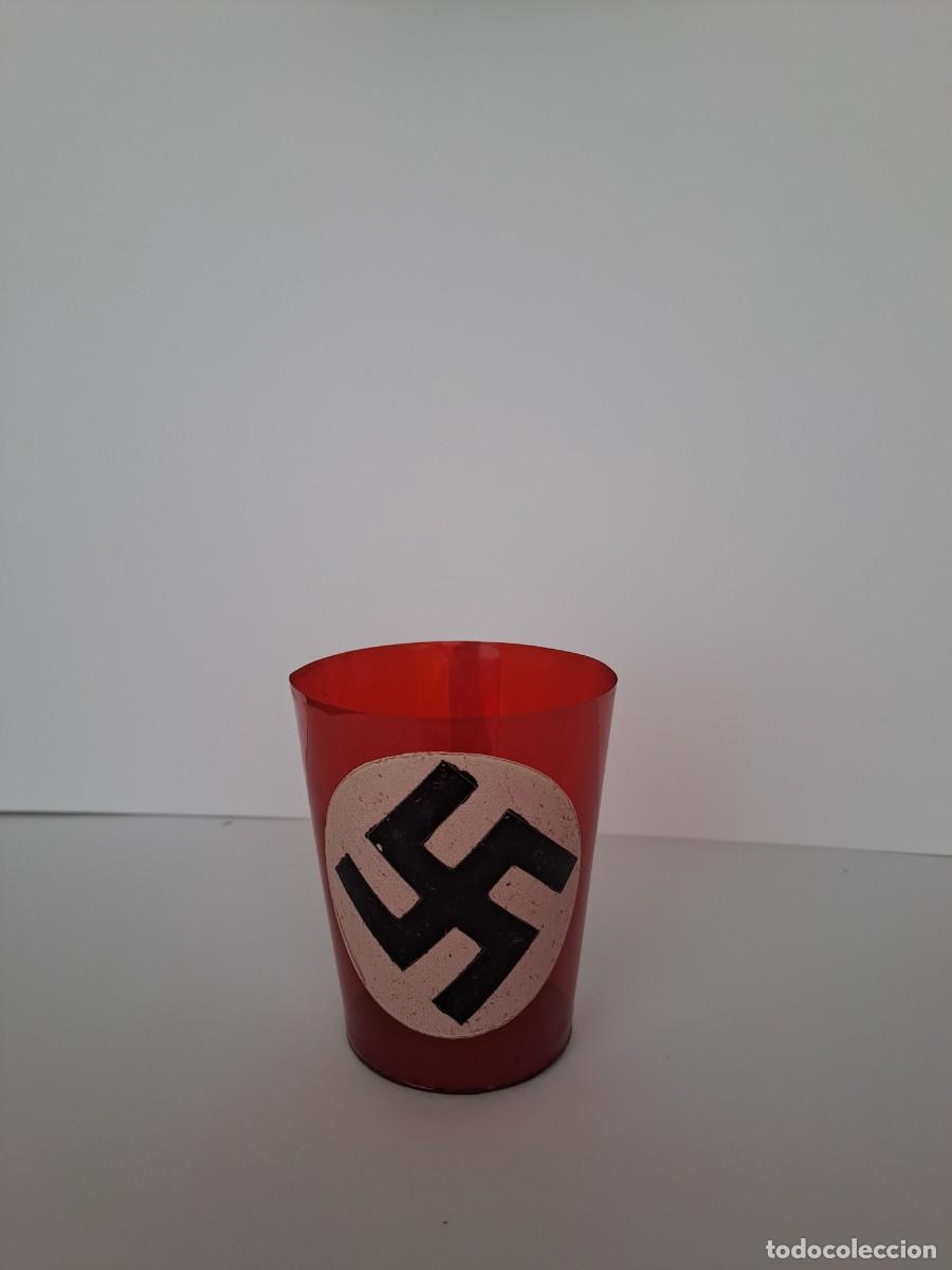 Militaria: L&aacute;mpara de fiesta con esv&aacute;stica del Tercer Reich. Conocida como &laquo;Gelatine-Tulpe&raquo;.