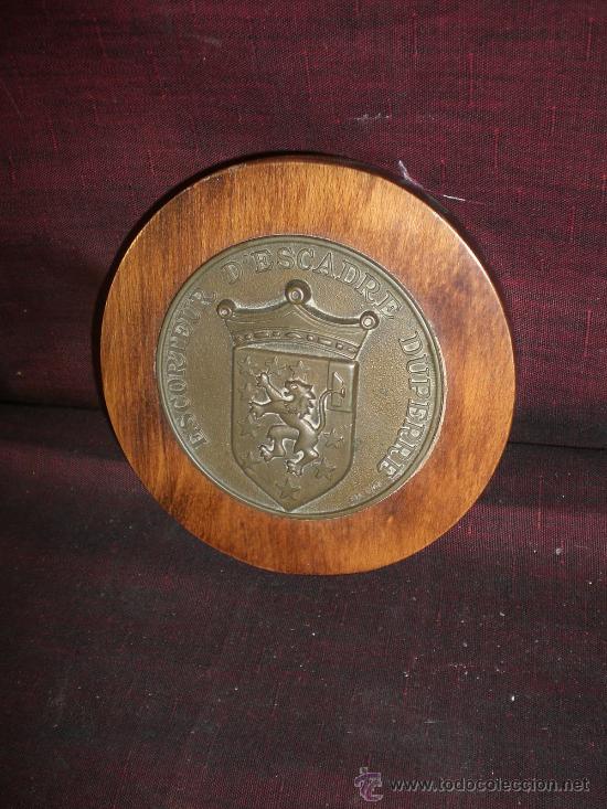 Militaria: BONITO ESCUDO HERALDICO MILITAR EN BRONCE Y MADERA. S.XX