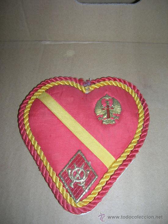 Militaria: Metopa coraz&oacute;n de tela con dos ins&iacute;gnias militares del ej&eacute;rcito.