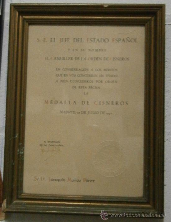Militaria: Concesi&oacute;n de la Medalla de Cisneros, enmarcada, a&ntilde;o 1950, Firmada por Sancho D&aacute;vila. 28 x 36 cm.