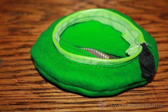 Militaria: MONEDERO EN FORMA DE BOINA VERDE