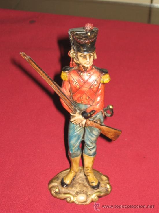Militaria: FIGURA DE PLASTICO DE 17 CM DE UN SOLDADO - UNIFORMES MILITARES