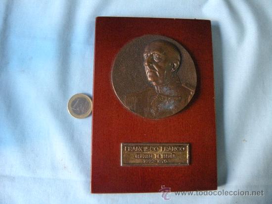 Militaria: METOPA CON MEDALL&Oacute;N DE FRANCO Y PLACA CON NACIMIENTO Y MUERTE