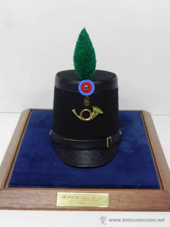 Military Antiques: ANTIGUA MINIATURA DE GORRA DE SOLDADO DE CACADORES N&ordm; 6 DE PORTUGAL (1809), VA DENTRO DE UNA URNA DE