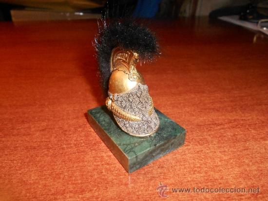 Militaria: CASCO DRAG&Oacute;N FRANC&Eacute;S EN MINIATURA SOBRE PEANA DE MARMOL VERDE VETEADO. OFF-CHEVAU-LEGER 1811