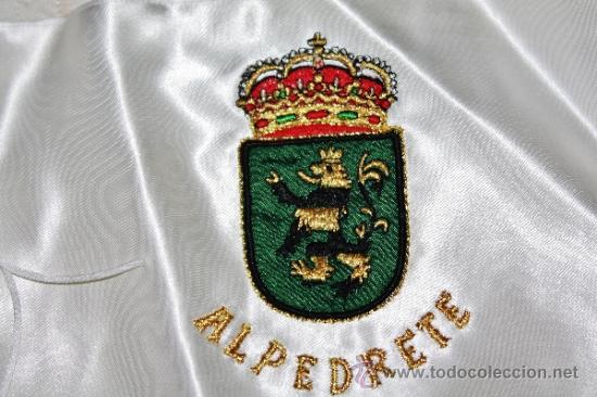 Militaria: BANDERA DE DESPACHO CON EL ESCUDO DE ALPEDRETE, RASO O SEDA Y BORDADA,PRIMERA CALIDAD DOBLE