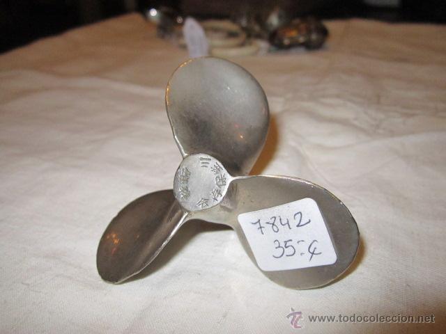 Military Antiques: Antigua h&eacute;lice de metal con caracteres chinos. 7,5 cms.