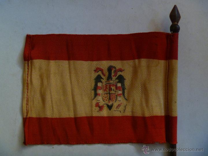 Military Antiques: BANDERITA NACIONAL DE SOBREMESA . ESCUDO CON AGUILA DE SAN JUAN. EPOCA FRANCO