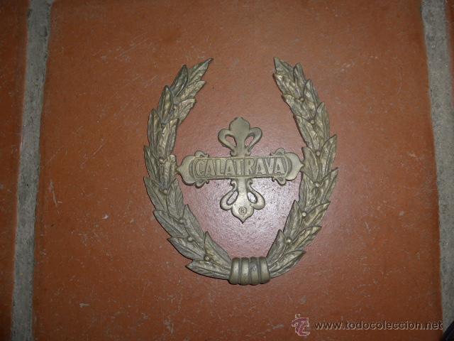 Military Antiques: Antiguo emblema de tipo caballeria, calatrava, en bronce.