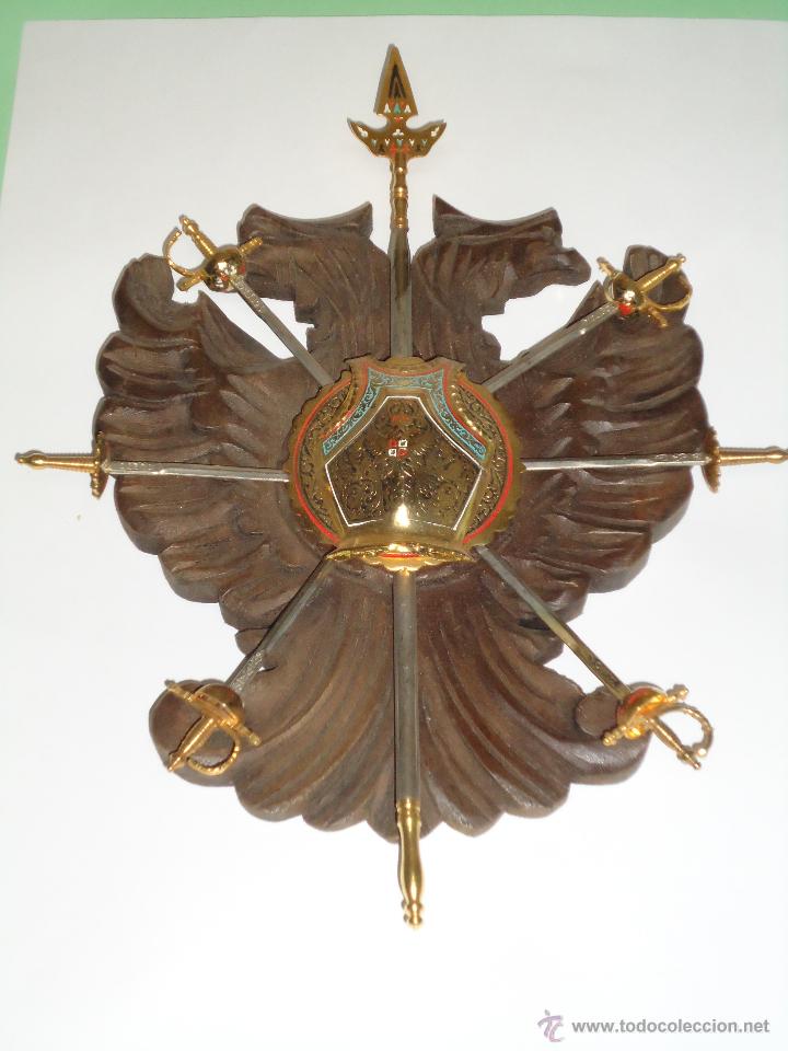 Militaria: METOPA DE MADERA CON AGUILA BICEFALA Y ESPADAS. A&Ntilde;OS 60.  --G
