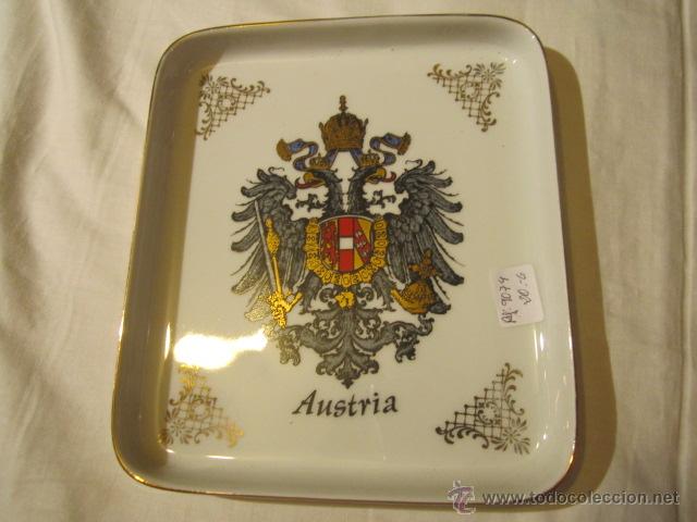 Military Antiques: Peque&ntilde;a bandeja de porcelana austr&iacute;aca, con escudo. Medida: 16 x 18,5